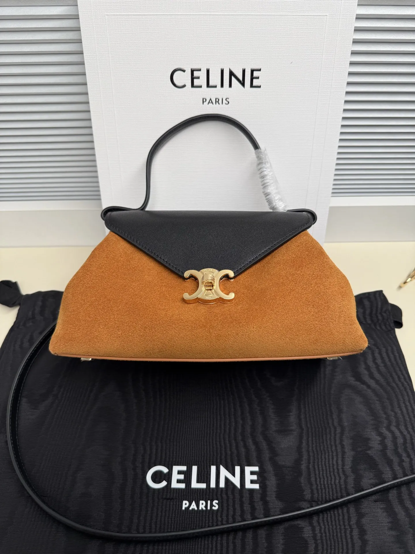 原单赛琳女包|高仿赛琳女包|精仿赛琳女包|一比一赛琳女包CELINE 新品Flair包包 New CELINE的高级 FLAIR小号手袋,颜色:咖啡尺寸(24X12X9厘米)牛剖层革,羊皮革包边牛剖层革衬里金色饰面拉链开合旋转锁扣开合1个主隔层1个内侧扁平口袋提手, 可拆卸肩带, 底部饰钉编号:L10BF5E40