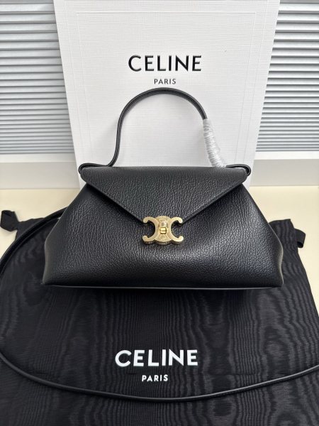 CELINE 新品Flair包包 New CELINE的高级 FLAIR小号手袋,颜色:咖啡尺寸(24X12X9厘米)牛剖层革,羊皮革包边牛剖层革衬里金色饰面拉链开合旋转锁扣开合1个主隔层1个内侧扁平口袋提手, 可拆卸肩带, 底部饰钉编号:L10BF5E40