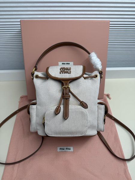 MIU新品学院风双肩包:5BZ043帆布与高品质小牛皮的完美搭配,厚实耐磨亚麻混纺内衬,这款皮革双肩包采用校园风设计,融合精湛工艺与休闲态度,别致的多口袋设计彰显MlU手袋的时尚趣致精神,经典皮革双肩背带与肩带,穿搭开挂神器:配白T牛仔,配卡其风衣,配休闲运动服...风格百变,内里装得下宇宙:iPad,折叠伞,化妆包,实用轻便又高级感十足尺寸:22X18X11.5cm
