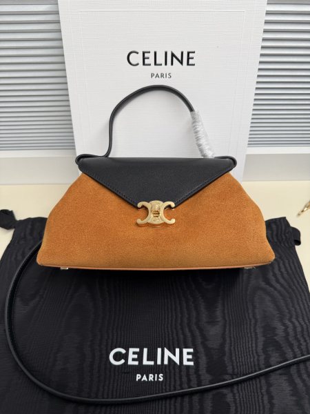 CELINE 新品Flair包包 New CELINE的高级 FLAIR小号手袋,颜色:咖啡尺寸(24X12X9厘米)牛剖层革,羊皮革包边牛剖层革衬里金色饰面拉链开合旋转锁扣开合1个主隔层1个内侧扁平口袋提手, 可拆卸肩带, 底部饰钉编号:L10BF5E40