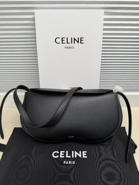 Celine天然小牛皮小热狗包,可手提或肩背金属旋转扣可固定三个主隔层,34厘米的肩带确保时尚精致的外观。金属旋转扣,三个主隔层,肩带垂坠长度34厘米尺寸:26x20x8型号:123542