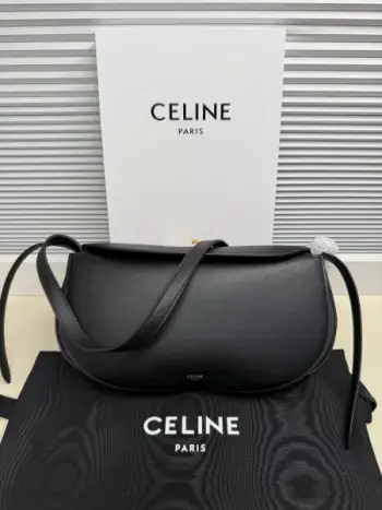 Celine天然小牛皮小热狗包,可手提或肩背金属旋转扣可固定三个主隔层,34厘米的肩带确保时尚精致的外观。金属旋转扣,三个主隔层,肩带垂坠长度34厘米尺寸:26x20x8型号:123542