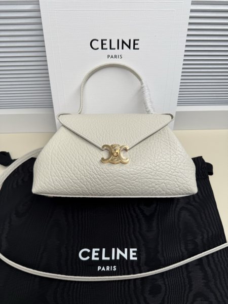 CELINE 新品Flair包包 New CELINE的高级 FLAIR小号手袋,颜色:咖啡尺寸(24X12X9厘米)牛剖层革,羊皮革包边牛剖层革衬里金色饰面拉链开合旋转锁扣开合1个主隔层1个内侧扁平口袋提手, 可拆卸肩带, 底部饰钉编号:L10BF5E40