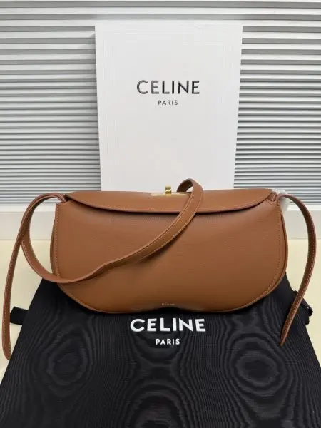 Celine天然小牛皮小热狗包,可手提或肩背金属旋转扣可固定三个主隔层,34厘米的肩带确保时尚精致的外观。金属旋转扣,三个主隔层,肩带垂坠长度34厘米尺寸:26x20x8型号:123542