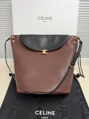 新品上线️️ CE SOFT TRIOME 这款复古黑金,采用优质的黑色皮质,搭配经典金色锁扣,精致不张扬。包身容量充足,大容量桶身设计,兼顾颜值与实用性,日常、、雨伞等等都可以轻轻松松收纳!一包两用,配备可拆卸肩带,版型松弛大气,通勤 逛街 出游都适配!款号:L102S3颜色:咖啡 拼黑尺寸:底部28(袋口41)x16x32cm