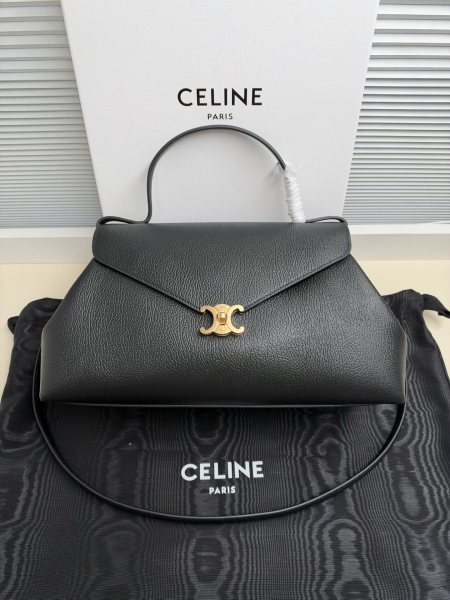 CELINE 26冬季FLAIR BAGCELINE FW26新品 大号粒面Flair Bag慵懒感托特经典凯旋门旋钮扣,包造型容量满满双肩带配置:短手提柄+单肩肩带尺寸:34-17-13型号: L10AT5