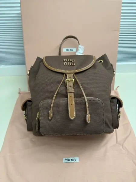 背包5BZ042這款帆布皮革背囊的靈感源自學校裝備,讓人回想起童年,並糅合精緻和實用的美感。別具一格的多口袋設計,體現 M手袋的當代玩味精神。皮革手挽。正面拉鏈袋,側面翻蓋口袋,金色金屬飾件,搭扣翻蓋開合。实用又时尚,宝宝们,赶紧入手吧长25x高29.5x底12.5cm