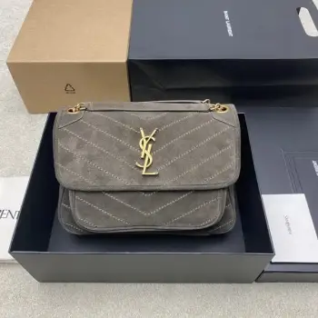 P磨砂麝香/金YSL Niki 中号手袋,磨砂反绒皮,光泽感满满,菱格纹+金属YSL标志超有辨识度!日常通勤、出街都很OK。链条肩带可手提、单肩、斜挎,背法多变,实用性超强。焦糖色秋冬超火,搭配衣服超有氛围感,内部空间合理,日常物品轻松装下,是YSL家的经典热门款!633158型号:498894尺寸:28×8×20cm