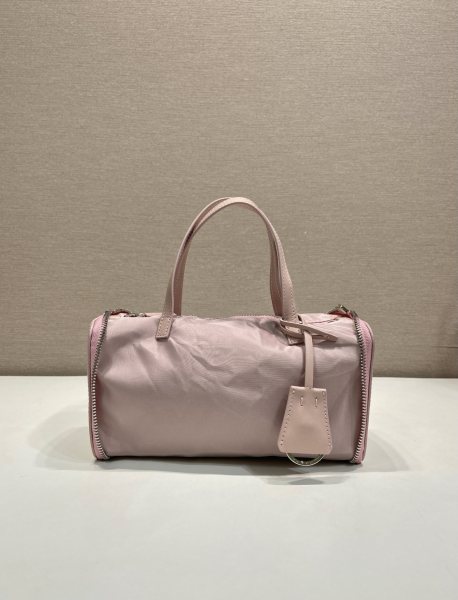 新品收纳包1TT348平纹2026秋冬系列时装秀中的层次造型,同样延伸至个性独特的皮具设计。这款迷你包采用创新可折叠廓形,以旅行袋造型呈现,随日常节奏自由变换。标志性Re-Nylon(再生尼龙)与小牛皮相结合,映射这款配饰的多元特质,于优雅与当代实用之间呈现平衡之美。长10x高11.5cm