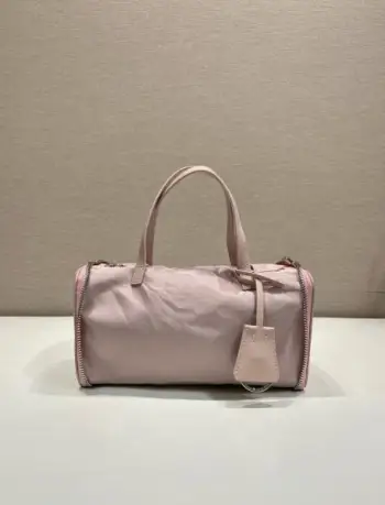新品收纳包1TT348平纹2026秋冬系列时装秀中的层次造型,同样延伸至个性独特的皮具设计。这款迷你包采用创新可折叠廓形,以旅行袋造型呈现,随日常节奏自由变换。标志性Re-Nylon(再生尼龙)与小牛皮相结合,映射这款配饰的多元特质,于优雅与当代实用之间呈现平衡之美。长10x高11.5cm