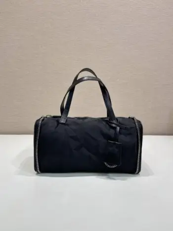 新品收纳包1TT348平纹2026秋冬系列时装秀中的层次造型,同样延伸至个性独特的皮具设计。这款迷你包采用创新可折叠廓形,以旅行袋造型呈现,随日常节奏自由变换。标志性Re-Nylon(再生尼龙)与小牛皮相结合,映射这款配饰的多元特质,于优雅与当代实用之间呈现平衡之美。长10x高11.5cm