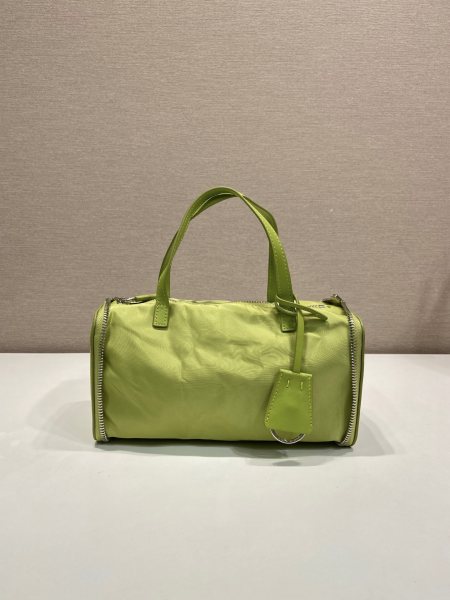 新品收纳包1TT348平纹2026秋冬系列时装秀中的层次造型,同样延伸至个性独特的皮具设计。这款迷你包采用创新可折叠廓形,以旅行袋造型呈现,随日常节奏自由变换。标志性Re-Nylon(再生尼龙)与小牛皮相结合,映射这款配饰的多元特质,于优雅与当代实用之间呈现平衡之美。长10x高11.5cm