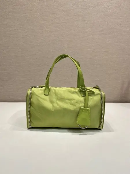 新品收纳包1TT348平纹2026秋冬系列时装秀中的层次造型,同样延伸至个性独特的皮具设计。这款迷你包采用创新可折叠廓形,以旅行袋造型呈现,随日常节奏自由变换。标志性Re-Nylon(再生尼龙)与小牛皮相结合,映射这款配饰的多元特质,于优雅与当代实用之间呈现平衡之美。长10x高11.5cm