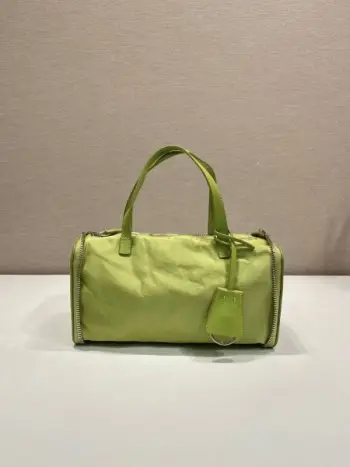 新品收纳包1TT348平纹2026秋冬系列时装秀中的层次造型,同样延伸至个性独特的皮具设计。这款迷你包采用创新可折叠廓形,以旅行袋造型呈现,随日常节奏自由变换。标志性Re-Nylon(再生尼龙)与小牛皮相结合,映射这款配饰的多元特质,于优雅与当代实用之间呈现平衡之美。长10x高11.5cm