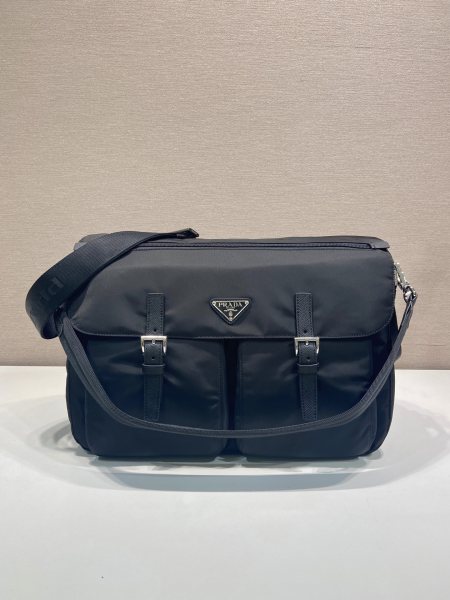 新品邮差包2VD072这款邮差包配饰兼具实用功能与美观设计,造型时尚现代。它由Re-Nylon材料制成,通过简洁的线条与精致的技术细节展现出独特的都市风格。多个口袋以及独特的装饰元素进一步增强了其动感十足的特性,可拆卸的加垫尼龙带手柄,可调节的编织尼龙带肩带。翻盖与拉链闭合,容量空间大,长39x高26x底18cm