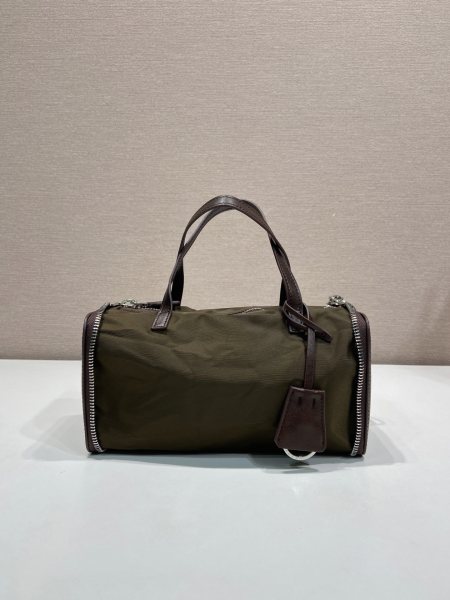 新品收纳包1TT348平纹2026秋冬系列时装秀中的层次造型,同样延伸至个性独特的皮具设计。这款迷你包采用创新可折叠廓形,以旅行袋造型呈现,随日常节奏自由变换。标志性Re-Nylon(再生尼龙)与小牛皮相结合,映射这款配饰的多元特质,于优雅与当代实用之间呈现平衡之美。长10x高11.5cm