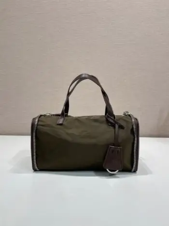 新品收纳包1TT348平纹2026秋冬系列时装秀中的层次造型,同样延伸至个性独特的皮具设计。这款迷你包采用创新可折叠廓形,以旅行袋造型呈现,随日常节奏自由变换。标志性Re-Nylon(再生尼龙)与小牛皮相结合,映射这款配饰的多元特质,于优雅与当代实用之间呈现平衡之美。长10x高11.5cm