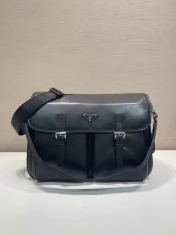 新品邮差包2VD072A小牛皮这款邮差包配饰兼具实用功能与美观设计,造型时尚现代。它由小牛皮材料制成,通过简洁的线条与精致的技术细节展现出独特的都市风格。多个口袋以及独特的装饰元素进一步增强了其动感十足的特性,可拆卸的加垫尼龙带手柄,可调节的编织尼龙带肩带。翻盖与拉链闭合,容量空间大,长35x高25.5x底18cm